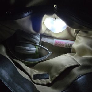 LED privjesak na dodir za ruksake, torbe i ključeve | HEARTIGLO